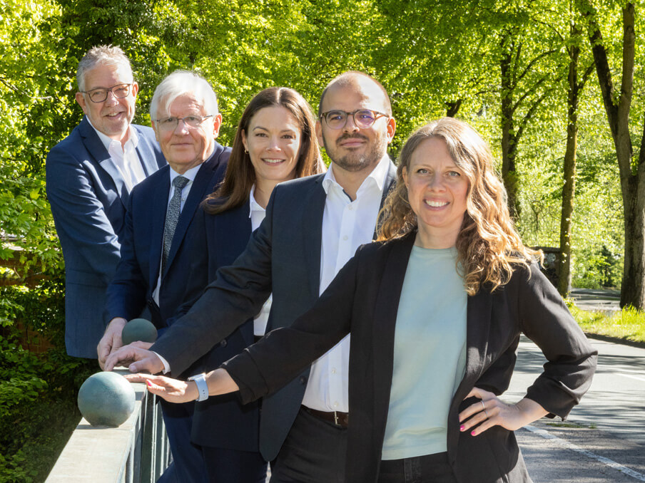 Das Anwaltsteam der Kanzlei Wichmann & Wortmann aus Telgte auf einer Brücke im Grünen